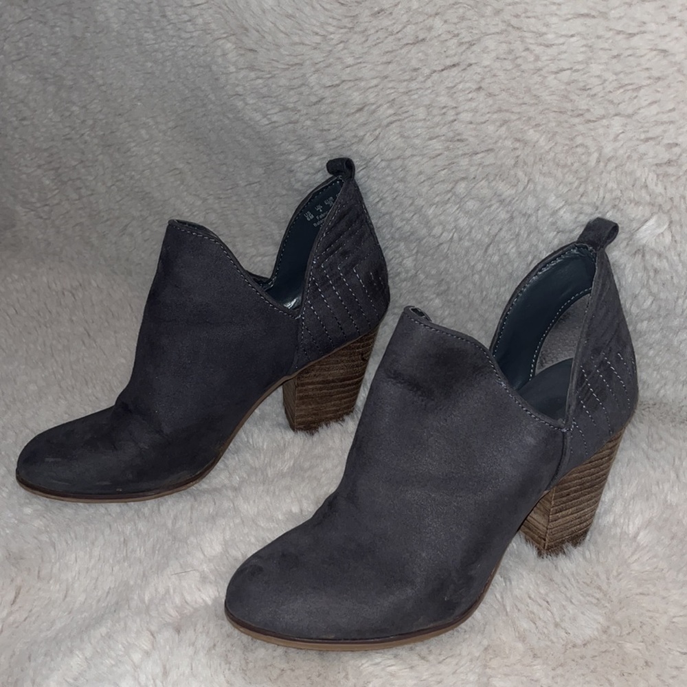 Carlos by Carlos Santana grey size 6 suede booties